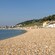 Una serena playa de guijarros rodeada de edificios de varios pisos al estilo reina Ana